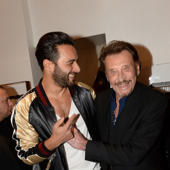 Yodelice (Maxim Nucci) et Johnny Hallyday - Le joaillier Aaron Jah Stone et l’artiste Kongo ont présenté une nouvelle collection qui allie Street Art et Joaillerie chez Montaigne Market à Paris le 4 mars 2016.