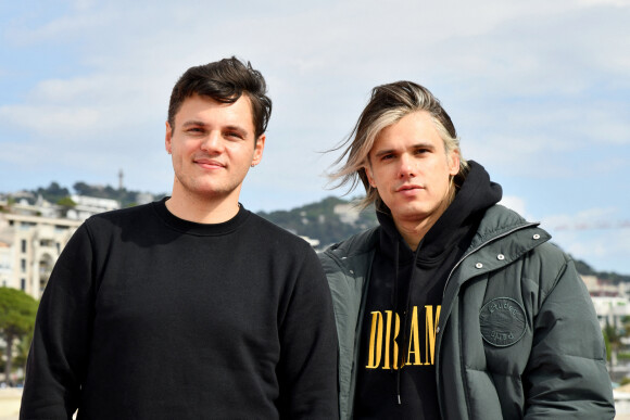 Clément Cotentin et son frère Orelsan durant un Photocall lors pour la série "Montre jamais ça à personne", lors du 4ème Canneseries sur le ponton de la plage du Majestic à Cannes, le 10 octobre 2021. © Bruno Bebert/Bestimage