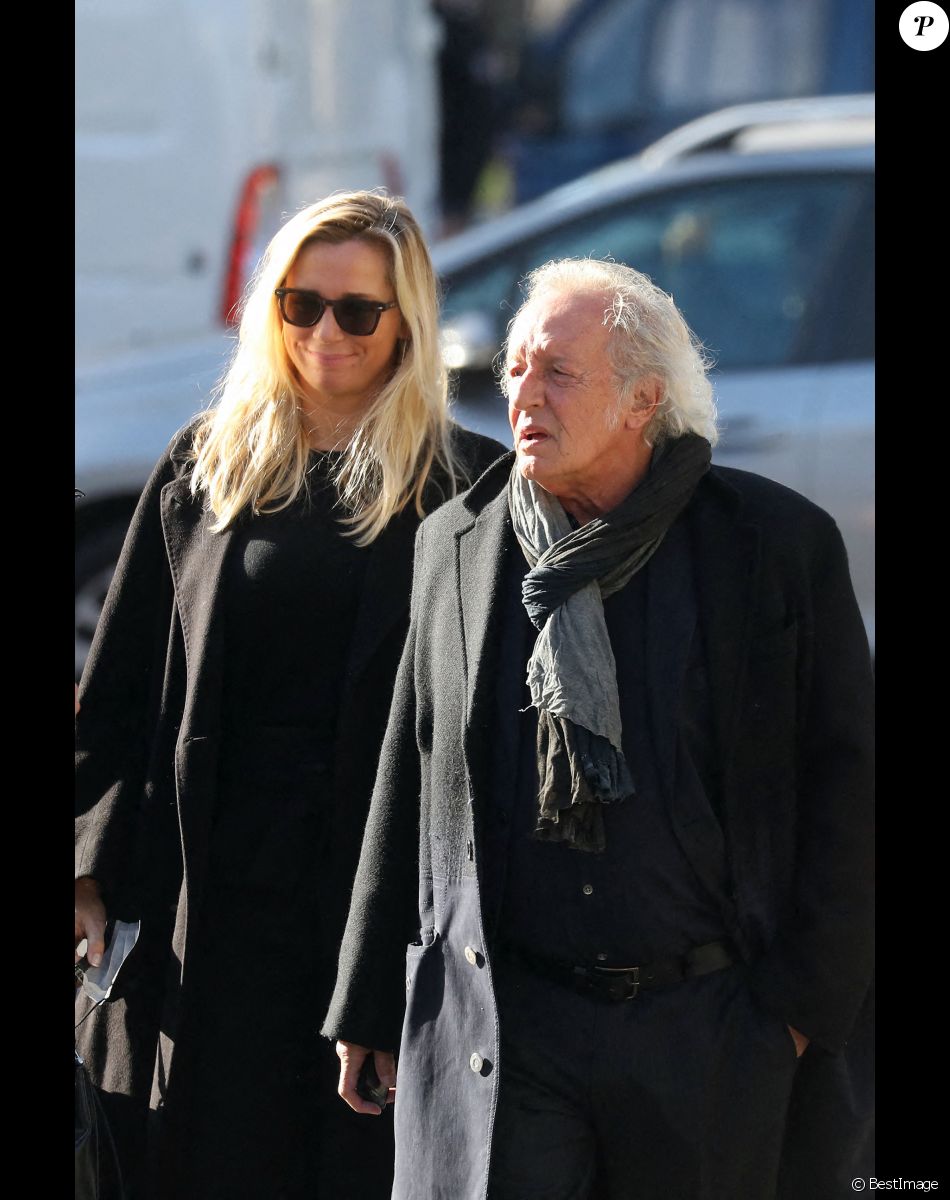 Didier Barbelivien et sa femme Laure - Arrivées à la messe funéraire en hommage à Bernard Tapie en l'église Saint-Germain-des-Prés à Paris. Le 6 octobre 2021 © Jacovides-Moreau / Bestimage