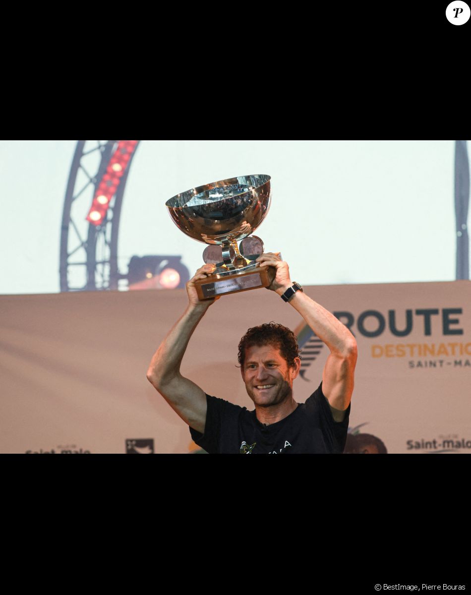 Charles Caudrelier, à bord de "Maxi Edmond de Rothschild", remporte la Route du Rhum, le 16 novembre 2022, et bat le précédent record en 6 jours 19 heures et 47 minutes au lieu de 7 jours 14 heures et 21 minutes par F.Joyon en 2018. Entre Saint-Malo et la Guadeloupe, F.Gabart est arrivé deuxième de la course avec son bateau "Svr Lazartigue". © Pierre Bouras / Panoramic / Bestimage