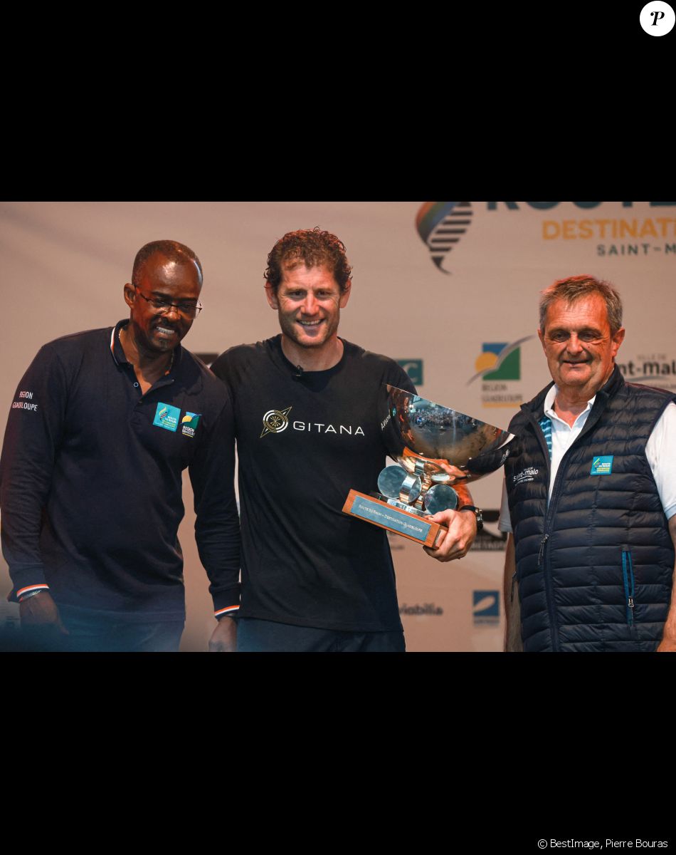 Charles Caudrelier, à bord de "Maxi Edmond de Rothschild", remporte la Route du Rhum, le 16 novembre 2022, et bat le précédent record en 6 jours 19 heures et 47 minutes au lieu de 7 jours 14 heures et 21 minutes par F.Joyon en 2018. Entre Saint-Malo et la Guadeloupe, F.Gabart est arrivé deuxième de la course avec son bateau "Svr Lazartigue". © Pierre Bouras / Panoramic / Bestimage
