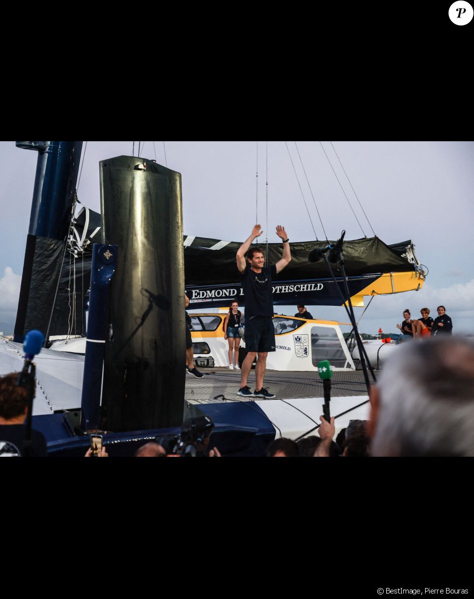 Charles Caudrelier, à bord de "Maxi Edmond de Rothschild", remporte la Route du Rhum, le 16 novembre 2022, et bat le précédent record en 6 jours 19 heures et 47 minutes au lieu de 7 jours 14 heures et 21 minutes par F.Joyon en 2018. Entre Saint-Malo et la Guadeloupe, F.Gabart est arrivé deuxième de la course avec son bateau "Svr Lazartigue". © Pierre Bouras / Panoramic / Bestimage