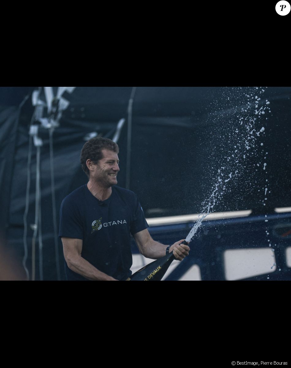 Charles Caudrelier, à bord de "Maxi Edmond de Rothschild", remporte la Route du Rhum, le 16 novembre 2022, et bat le précédent record en 6 jours 19 heures et 47 minutes au lieu de 7 jours 14 heures et 21 minutes par F.Joyon en 2018. Entre Saint-Malo et la Guadeloupe, F.Gabart est arrivé deuxième de la course avec son bateau "Svr Lazartigue". © Pierre Bouras / Panoramic / Bestimage