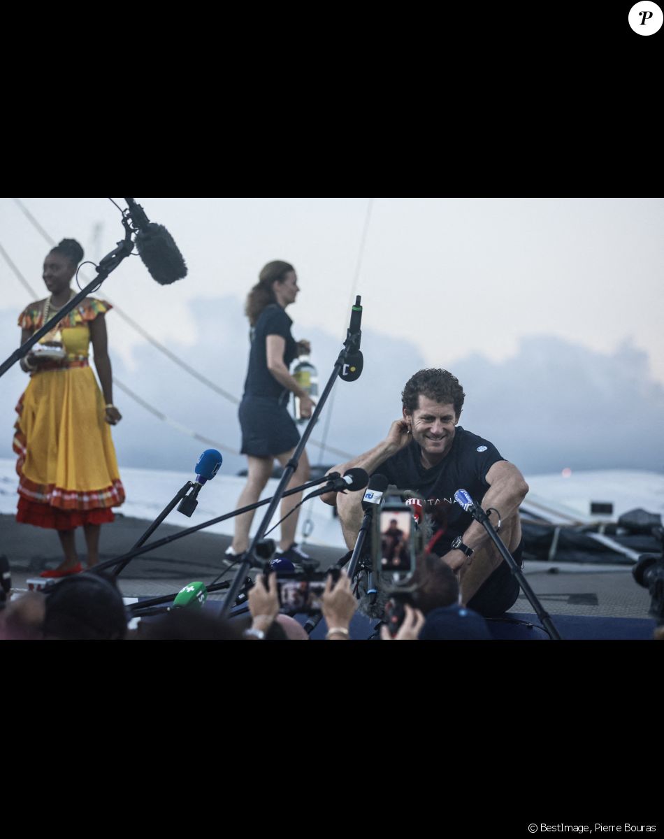 Charles Caudrelier, à bord de "Maxi Edmond de Rothschild", remporte la Route du Rhum, le 16 novembre 2022, et bat le précédent record en 6 jours 19 heures et 47 minutes au lieu de 7 jours 14 heures et 21 minutes par F.Joyon en 2018. Entre Saint-Malo et la Guadeloupe, F.Gabart est arrivé deuxième de la course avec son bateau "Svr Lazartigue". © Pierre Bouras / Panoramic / Bestimage