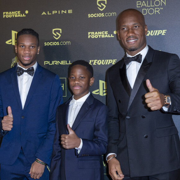 Didier Drogba avec ses fils Isaac Drogba, Kieran Drogba - Photocall de la cérémonie du Ballon d'Or 2021 au Théâtre du Châtelet le 29 novembre 2021. © Cyril Moreau/Bestimage