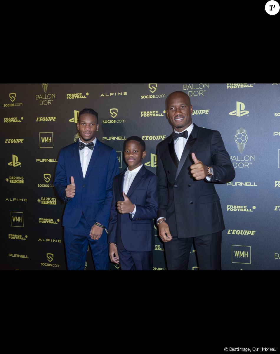 Didier Drogba avec ses fils Isaac Drogba, Kieran Drogba - Photocall de la cérémonie du Ballon d'Or 2021 au Théâtre du Châtelet le 29 novembre 2021. © Cyril Moreau/Bestimage