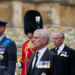 Le roi Charles III d'Angleterre, La princesse Anne, Le prince William, prince de Galles, Le prince Harry, duc de Sussex, Le prince Andrew, duc d'York, Le prince Edward, duc d'Edimbourg - Arrivée à la cérémonie funèbre en La Chapelle Saint-Georges en présence des 15 Premiers ministres des royaumes qui ont exercé pendant les 70 ans de règne de la reine Elizabeth II d'Angleterre. Le cercueil sera descendu dans la crypte royale de la Chapelle Saint-Georges où elle reposera au côté de son époux le prince Philip, décédé le 9 avril 2021. Une cérémonie privée d'inhumation se tiendra au Mémorial du roi George VI. Windsor, le 19 septembre 2022. © Jacob King / Bestimage 