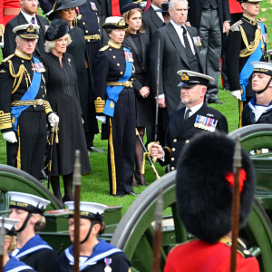 Kate Catherine Middleton, princesse de Galles, la princesse Charlotte et le prince George, le prince de Galles William, le roi Charles III d'Angleterre, la reine consort Camilla Parker Bowles, le prince Harry, duc de Sussex, Meghan Markle, duchesse de Sussex, la princesse Anne, la princesse Beatrice d'York, Peter Phillips, le prince Andrew, duc d'York, le prince Edward, comte de Wessex - Procession du cercueil de la reine Elizabeth II d'Angleterre de l'Abbaye de Westminster à Wellington Arch à Hyde Park Corner 