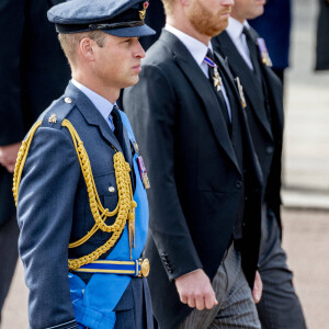 Le prince William, prince de Galles, le prince Harry, duc de Sussex, et Peter Phillips Procession du cercueil de la reine Elizabeth II d'Angleterre de l'Abbaye de Westminster à Wellington Arch à Hyde Park Corner, près du palais de Buckingham, au son de Big Ben et de coups de canon. Dans le cadre des funérailles d'Etat, le cercueil sera ensuite transféré dans le corbillard royal pour prendre la direction du château de Windsor. Londres, le 19 septembre 2022.  Coffin transfer to Wellington Arch, Hyde Park Corner at the State Funeral for the Queen Queen Elizabeth II) in London, United Kingdom, 19 September 2022.