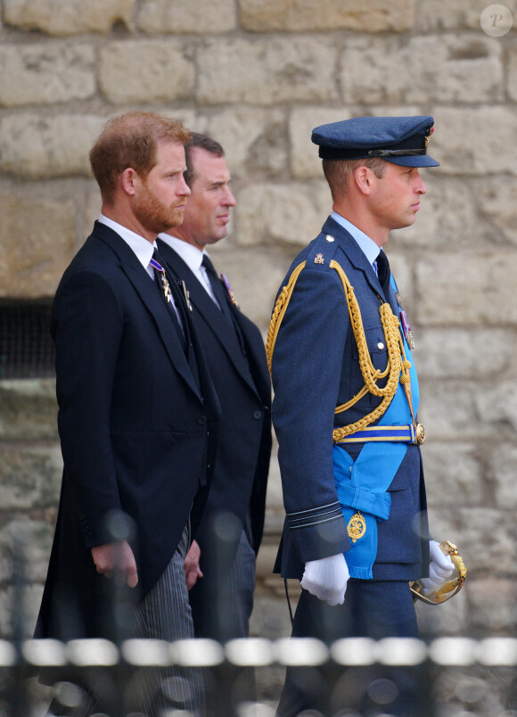 Le prince William, prince de Galles, Le prince Harry, duc de Sussex, et Peter Phillips - Sorties du service funéraire à l'Abbaye de Westminster pour les funérailles d'Etat de la reine Elizabeth II d'Angleterre, à Londres, Royaume Uni, le 19 septembre 2022/. © Peter Byrne/ PA via Bestimage 