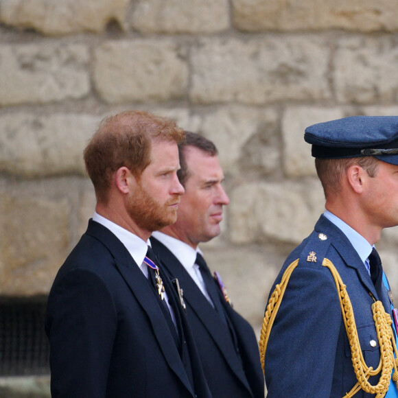 Le prince William, prince de Galles, Le prince Harry, duc de Sussex, et Peter Phillips - Sorties du service funéraire à l'Abbaye de Westminster pour les funérailles d'Etat de la reine Elizabeth II d'Angleterre, à Londres, Royaume Uni, le 19 septembre 2022/. © Peter Byrne/ PA via Bestimage 