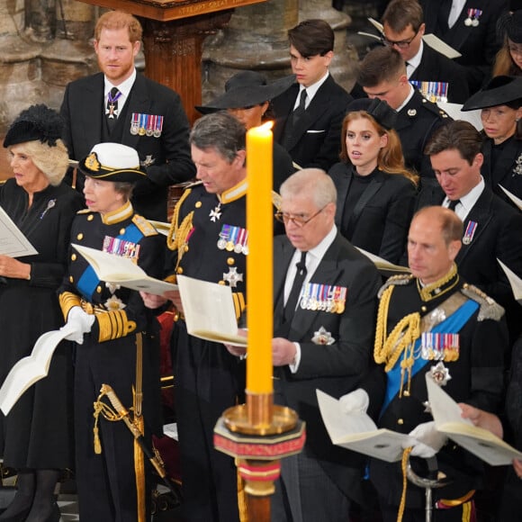 Le roi Charles III d'Angleterre, la reine consort Camilla Parker Bowles, la princesse Anne, Sir Timothy Laurence, le prince Andrew, duc d'York, le prince Edward, comte de Wessex, le prince Harry, duc de Sussex, Meghan Markle, duchesse de Sussex, la princesse Beatrice d'York et son mari Edoardo Mapelli Mozzi - Service funéraire à l'Abbaye de Westminster pour les funérailles d'Etat de la reine Elizabeth II d'Angleterre. Le 19 septembre 2022 © Dominic Lipinski / PA via Bestimage 