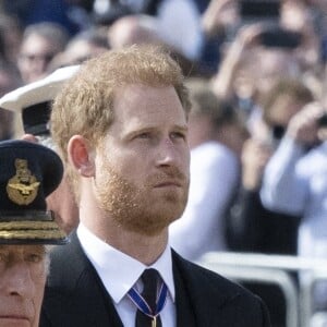 Le roi Charles III d'Angleterre, le prince Harry, duc de Sussex - Procession cérémonielle du cercueil de la reine Elisabeth II du palais de Buckingham à Westminster Hall à Londres. Le 14 septembre 2022 