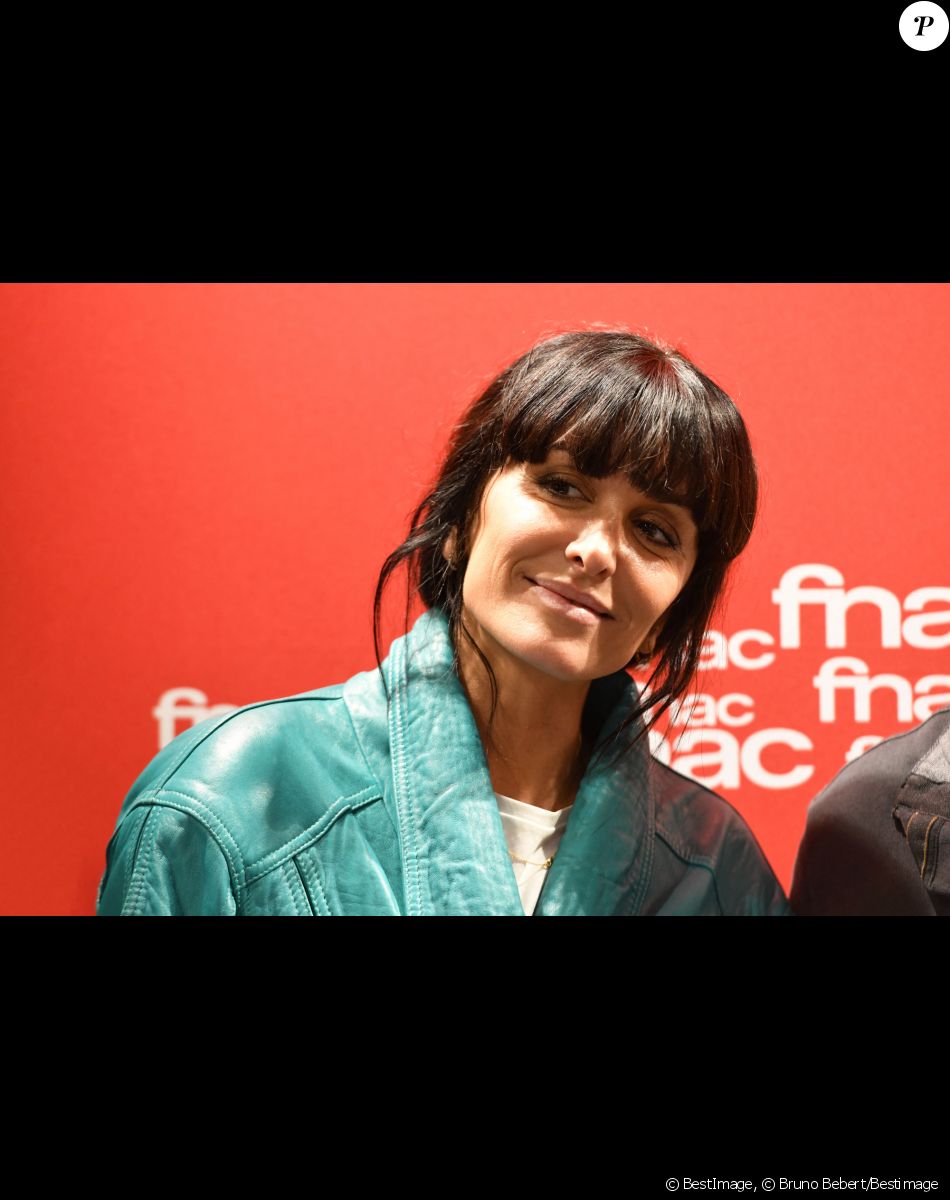 Exclusif - Jenifer, la chanteuse française et coach dans The Voice, a inauguré les illuminations de Noël sur la Place des Arcades du centre commercial au Polygone Riviera à Cagnes sur Mer, près de Nice avant de faire un show case suivi d'une séance de dédicaces à la Fnac le 25 novembre 2019. © Bruno Bebert/Bestimage