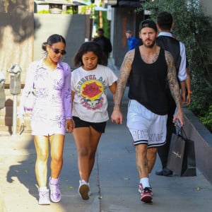 Christina Milian fait du shopping avec sa fille Violet et son mari Matt Pokora (M. Pokora) à Los Angeles le 6 avril 2022.