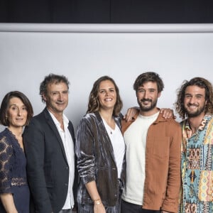 Exclusif - Les parents de Jérémy Frerot, Laure Manaudou et son mari Jeremy Frerot, Lucas Frerot - Backstage - Enregistrement de l'émission "La Chanson secrète 11" à Paris, diffusée le 24 juin sur TF1. Le 15 janvier 2022 Après le succès des précédentes éditions, " LA CHANSON SECRETE ", présentée par N.Aliagas et produite par DMLS TV, revient sur TF1. 8 artistes ne savent rien de ce qui va se passer pour eux ! Ils ont accepté de jouer le jeu, de se laisser totalement surprendre, émouvoir, parfois même déstabiliser car ils vont découvrir en même temps que les téléspectateurs une surprise : une chanson qui leur est chère revisitée et réinterprétée par un artiste. Des mises en scène spectaculaires au service de l'émotion... Et des émotions fortes pour l'artiste assis dans le fauteuil grâce à la venue sur le plateau de proches et d'invités inattendus. Les téléspectateurs seront aux premières loges pour vivre ces moments d'intimité musicale rare. Dans ce nouveau numéro, un couple rare en télévision, un chef étoilé, un invité piégé venu pour répéter une surprise à un autre guest sans s'attendre à être lui-même invité dans le fauteuil, des participants exceptionnels tels que le frère d'un guest pour la première fois en France... © Cyril Moreau / Bestimage 