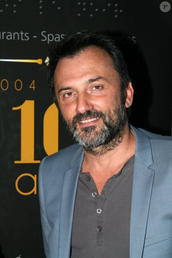 Frédéric Lopez lors de la soirée pour le 10ème anniversaire du restaurant "Dans le Noir" à Paris, le 14 juillet 2014. 