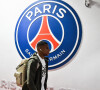 Kylian Mbappe passe devant le logo PSG (Paris Saint-Germain) dans les vestiaires du Parc des Princes à Paris.