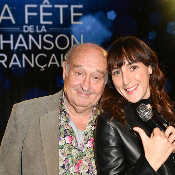 Exclusif - Michel Jonasz et Juliette Armanet - Backstage - Enregistrement de l'émission "La fête de la Chanson française" à Paris, diffusée le 29 novembre sur France 2. Le 7 novembre 2022 © Cyril Moreau-Veeren / Bestimage