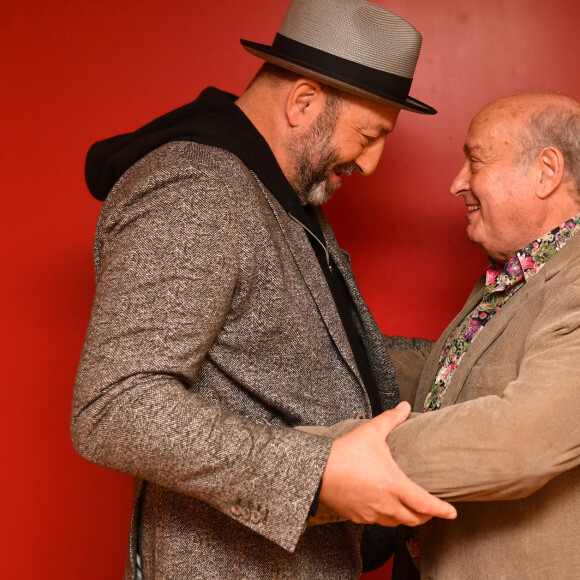 Exclusif - Kad Merad et Michel Jonasz - Backstage - Enregistrement de l'émission "La fête de la Chanson française" à Paris, diffusée le 29 novembre sur France 2. Le 7 novembre 2022 © Cyril Moreau-Veeren / Bestimage