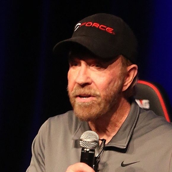 Chuck Norris et sa femme Gena font la promotion de l'eau CForce lors du "Supanova Comic Con and Gaming Expo" au centre de convention de Perth en Australie, le 23 juin 2018. 