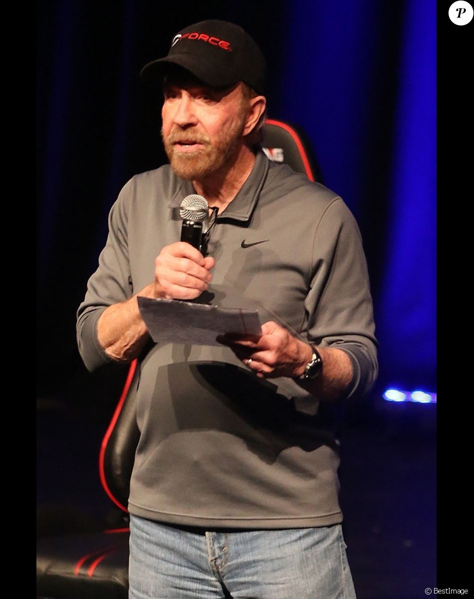 Chuck Norris et sa femme Gena font la promotion de l'eau CForce lors du "Supanova Comic Con and Gaming Expo" au centre de convention de Perth en Australie, le 23 juin 2018.