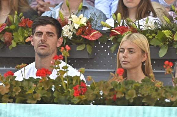 Thibaut Courtois et une amie assistent au match Carlos Alcaraz contre Novak Djokovic lors du tournoi Masters 1000 de Madrid le 7 mai 2022