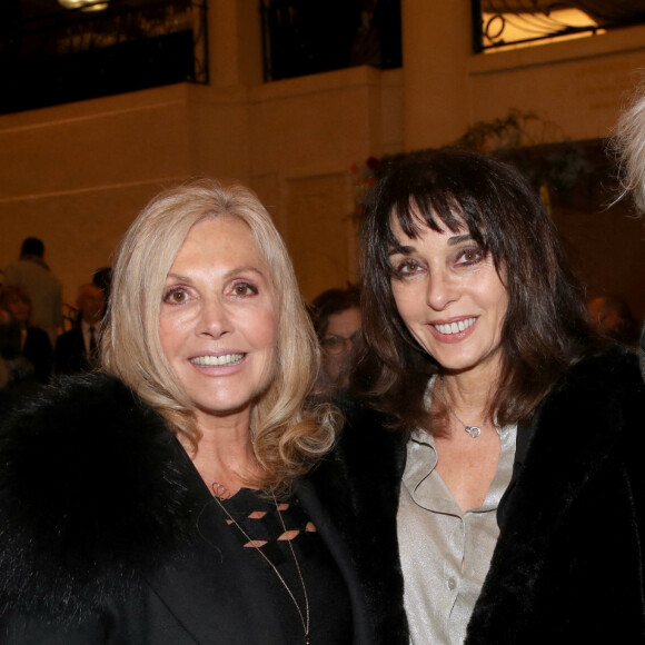 Fabienne Amiach (animatrice TV), Anna-Véronique El Baze (écrivaine) et Laurent Boyer - 28ème Gala de l'Espoir au profit de la Ligue contre le cancer au théâtre des Champs-Elysées à Paris le 29 Novembre 2022. © Bertrand Rindoff / Bestimage