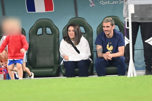 Antoine Griezmann en famille avec sa femme Erika Choperena et leurs filles - Femmes et compagnes des joueurs lors du match "France - Tunisie" (0-1) lors de la Coupe du Monde 2022 au Qatar (FIFA World Cup Qatar 2022) le 30 novembre 2022. © Philippe Perusseau / Bestimage