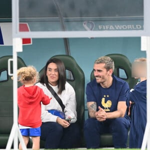 Antoine Griezmann en famille avec sa femme Erika Choperena et leurs filles - Femmes et compagnes des joueurs lors du match "France - Tunisie" (0-1) lors de la Coupe du Monde 2022 au Qatar (FIFA World Cup Qatar 2022) le 30 novembre 2022. © Philippe Perusseau / Bestimage