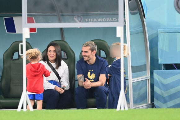 Antoine Griezmann en famille avec sa femme Erika Choperena et leurs filles - Femmes et compagnes des joueurs lors du match "France - Tunisie" (0-1) lors de la Coupe du Monde 2022 au Qatar (FIFA World Cup Qatar 2022) le 30 novembre 2022. © Philippe Perusseau / Bestimage