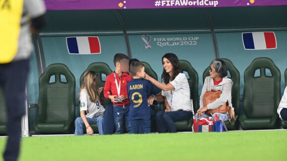 Olivier Giroud, sa femme Jennifer et leurs enfants - Femmes et compagnes des joueurs lors du match "France - Tunisie" (0-1) lors de la Coupe du Monde 2022 au Qatar (FIFA World Cup Qatar 2022) le 30 novembre 2022. © Philippe Perusseau / Bestimage