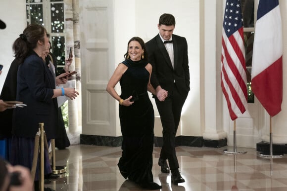 Julia Louis-Dreyfus et son fils Charles Hall - Dîner d'état en l'honneur de la venue d'Emmanuel et Brigitte Macron à la Maison Blanche, Washington, Etats-Unis, le 1er décembre 2022