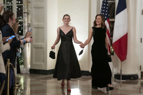 Jennifer Garner (robe Ralph Lauren) et sa fille Violet Affleck (robe Caroline Herrera) - Dîner d'état en l'honneur de la venue d'Emmanuel et Brigitte Macron à la Maison Blanche, Washington, Etats-Unis, le 1er décembre 2022