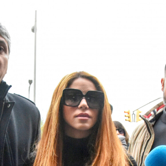 Shakira, accompagnée de son frère Tonino et de son avocate Pilar Mane, à son arrivée au tribunal pour statuer sur les conditions de sa séparation avec G.Piqué à Barcelone, le 1er décembre 2022. Séparés depuis juin 2022, Shakira et G.Piqué ont deux enfants, Milan, 9 ans, et Sacha, 7 ans.