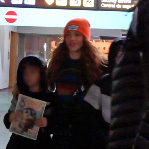 Shakira et son fils Sasha arrivent à l'aéroport de Barcelone le 27 novembre 2022.