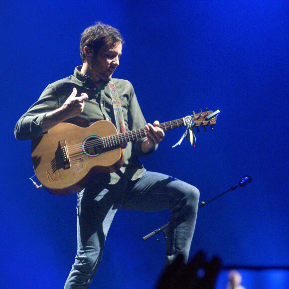 Le chanteur Vianney sur la scène du festival du Printemps de Pérouges à la Plaine de l'Ain à Saint-Vulbas (01), France le 1er juillet 2022. © Sandrine Thesillat / Panoramic / Bestimage