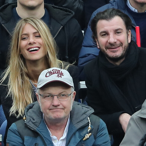 Michaël Youn très complice avec son amie Solenne Gallagher (Balkany) lors du match de Rugby France - Pays de Galles au stade de France le 18 mars 2017. Après sa séparation avec Isabelle Funaro, c'est avec l'ex femme d'Alexandre Balkany, son amie Solenne (Gallagher) que l'animateur s'affiche très complice au stade de France. Les deux amis enchainent les selfies décalés et les éclats de rire. (Pour infos voir vendeurs) 