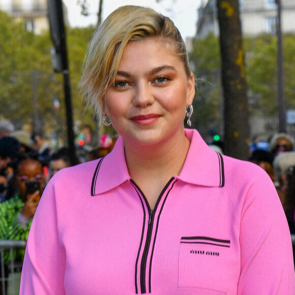Louane Emera et son compagnon Florian Rossi arrivent au défilé de mode Miu Miu lors de la Fashion Week printemps/été 2022 à Paris, France. © Veeren Ramsamy-Christophe Clovis/Bestimage 