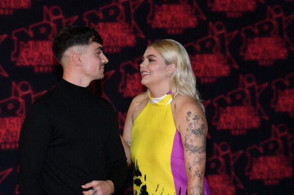 Florian Rossi et sa compagne Louane Emera lors de la 23ème édition des NRJ Music Awards 2021 au Palais des Festivals de Cannes, le 20 novembre 2021. © Rachid Bellak/Bestimage