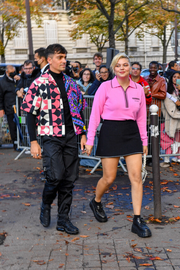 Louane Emera et son compagnon Florian Rossi arrivent au défilé de mode Miu Miu lors de la Fashion Week printemps/été 2022 à Paris, France, le 5 octobre 2021. © Veeren Ramsamy-Christophe Clovis/Bestimage