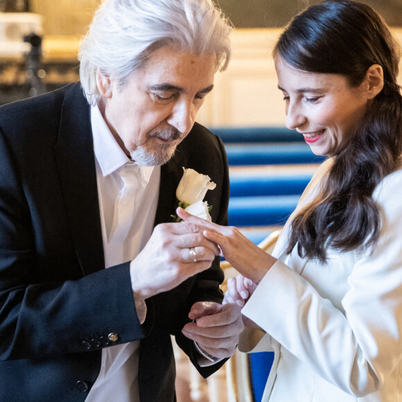 Exclusif - Mariage de Serge Lama et Luana Santonino à la mairie du 7ème arrondissement de Paris. Rachida Dati, Maire du 7ème a célébré le mariage. Paris, le 11 février 2021. © Cyril Moreau/Bestimage