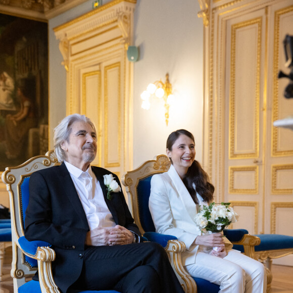 Exclusif - Mariage de Serge Lama et Luana Santonino à la mairie du 7ème arrondissement de Paris. Rachida Dati, Maire du 7ème a célébré le mariage. Paris, le 11 février 2021. © Cyril Moreau/Bestimage