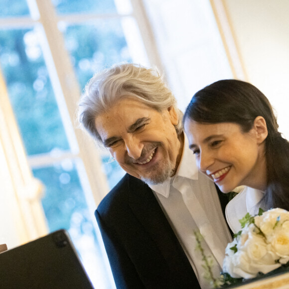 Exclusif - Les mariés en visio avec la famille de la mariée - Mariage de Serge Lama et Luana Santonino à la mairie du 7ème arrondissement de Paris. Rachida Dati, Maire du 7ème a célébré le mariage. Paris, le 11 février 2021. © Cyril Moreau/Bestimage