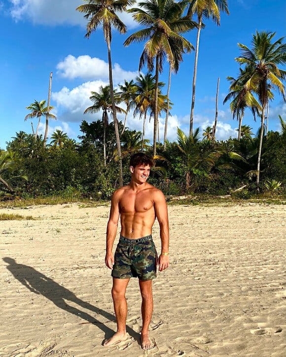 Tom Pernaut prend la pose torse nu sur Instagram