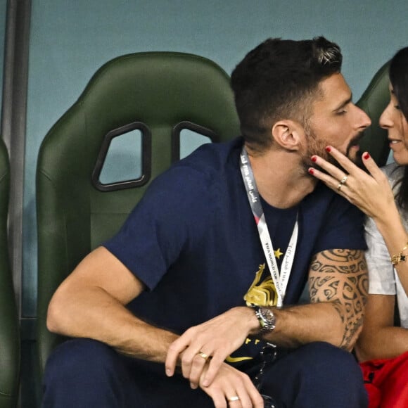 Giroud Olivier embrassant sa femme Jennifer - Les joueurs de l'équipe de France passent un moment avec leur famille avant la rencontre France/Tunisie lors de la Coupe du Monde de la FIFA, Qatar 2022 le 30 novembre 2022. © JB Autissier / Panoramic / Bestimage