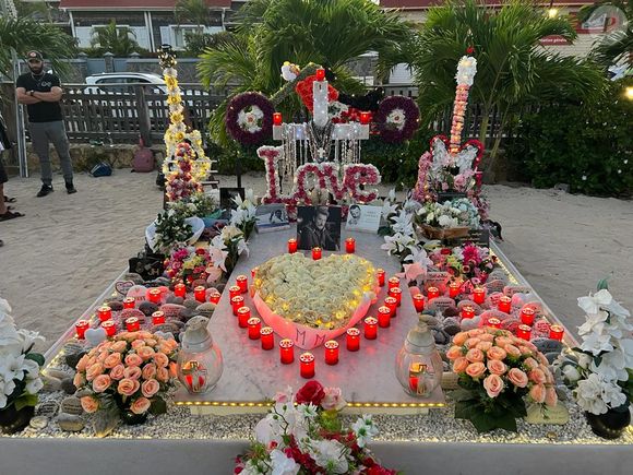 La tombe de Johnny Hallyday parfaitement décorée au cimetière de Lorient à Saint-Barth