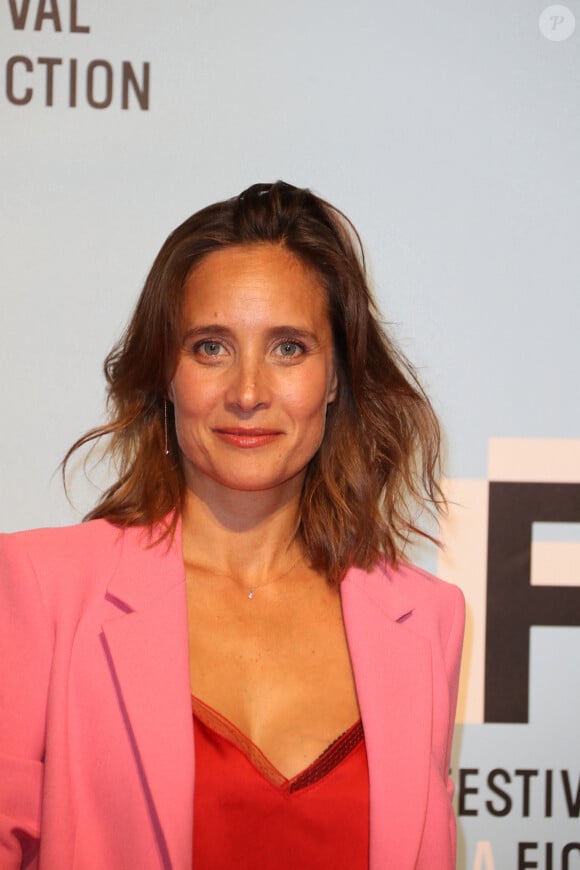 Julie de Bona au photocall de "Les Combattantes" lors de la 24ème édition du Festival de la Fiction TV de la Rochelle, le 15 septembre 2022.