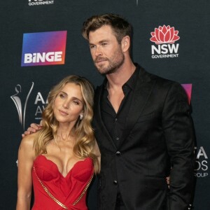 Elsa Pataky et son mari Chris Hemsworth au photocall de la soirée des "2022 AACTA Awards" à Sydney, le 7 décembre 2022.