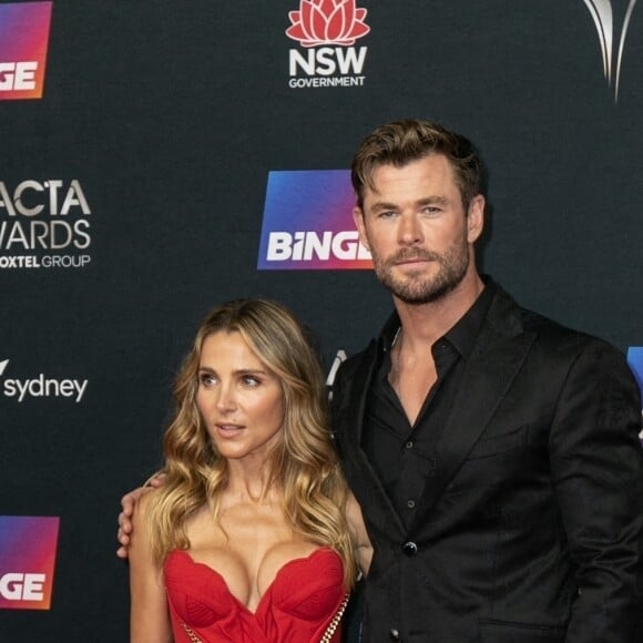 Elsa Pataky et son mari Chris Hemsworth au photocall de la soirée des "2022 AACTA Awards" à Sydney, le 7 décembre 2022.